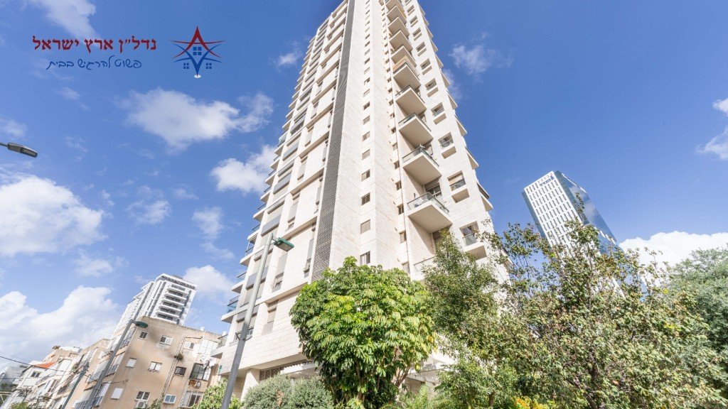 למכירה — דירת 4 חדרים במגדל Skyline, נחלת גנים, רמת גן — תמונה 1